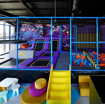 Zonă de soft play pentru cei mici, cu tobogan și bile