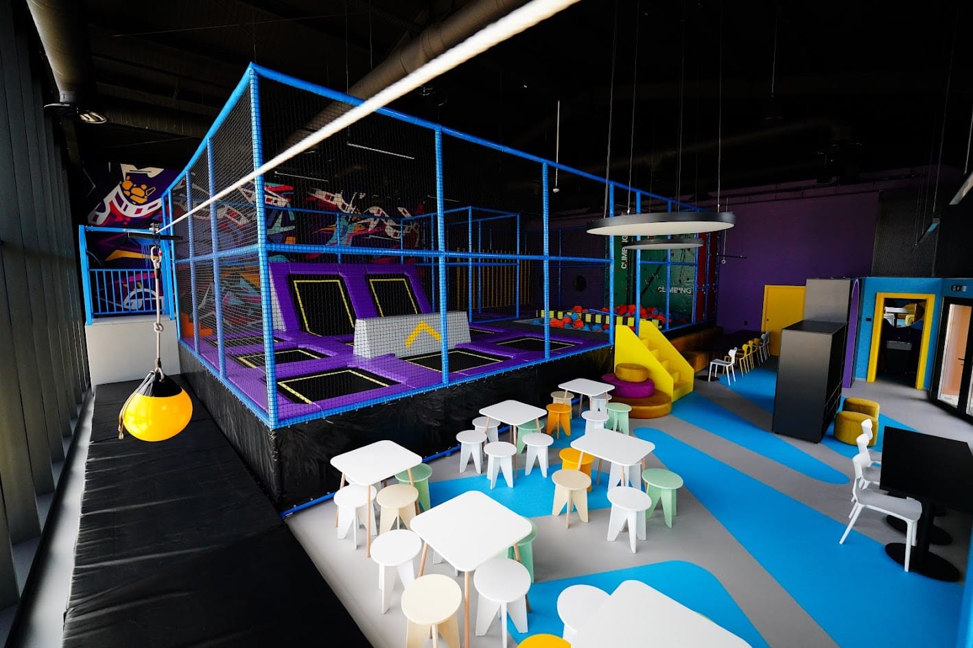 Panoramă a parcului de trambuline Kids Park din Turda