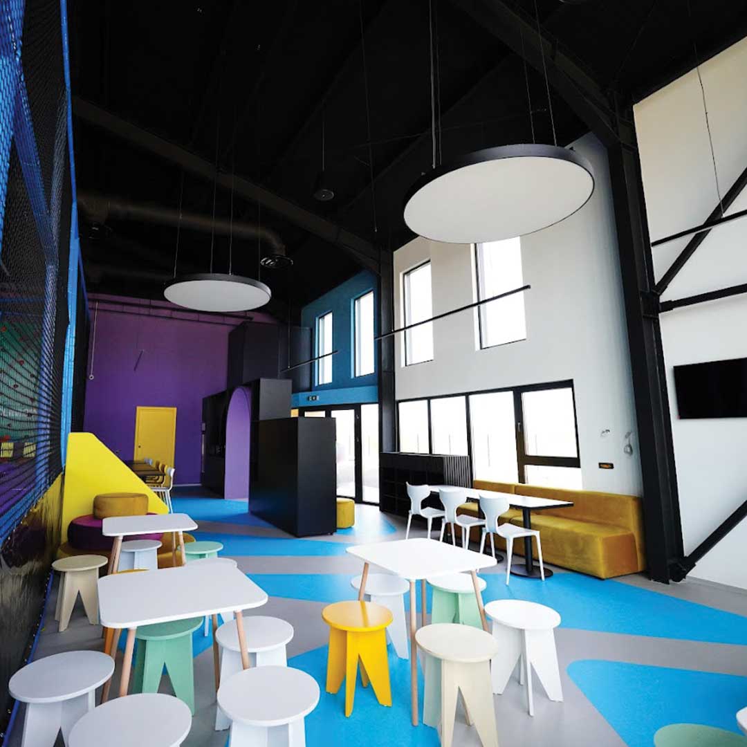 Zonă de petreceri cu mese colorate la Kids Park Turda