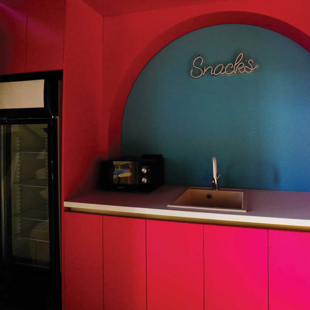 Bar de snacks-uri și băuturi pentru pauze