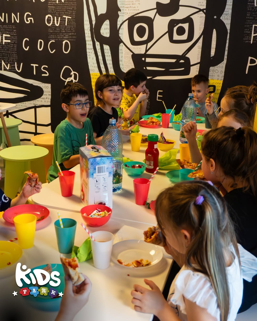Copii savurează pizza la o petrecere Kids Park