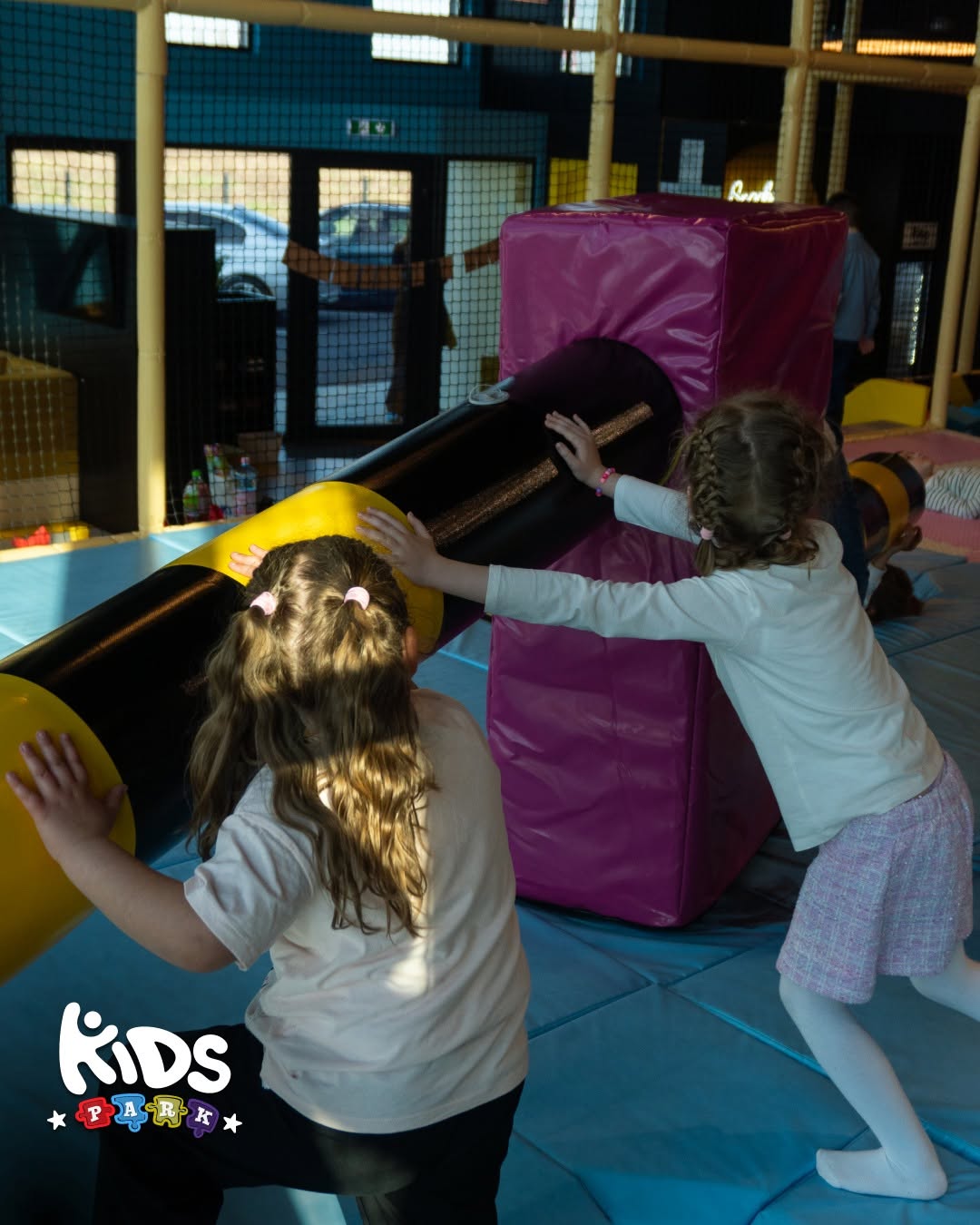 Fetițe se joacă în zona moale de la Kids Park