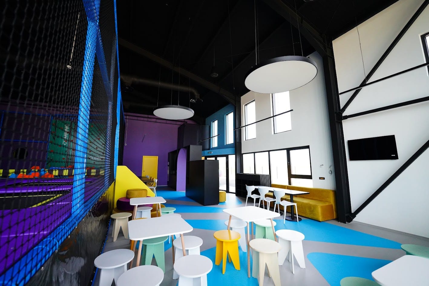 Zonă de trambuline cu spațiu de relaxare la Kids Park Turda