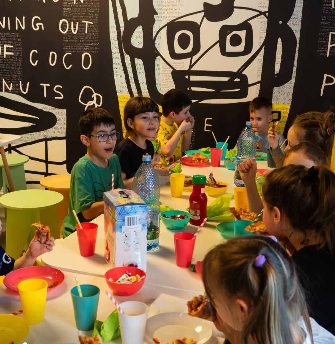 Copii savurează pizza la o petrecere Kids Park
